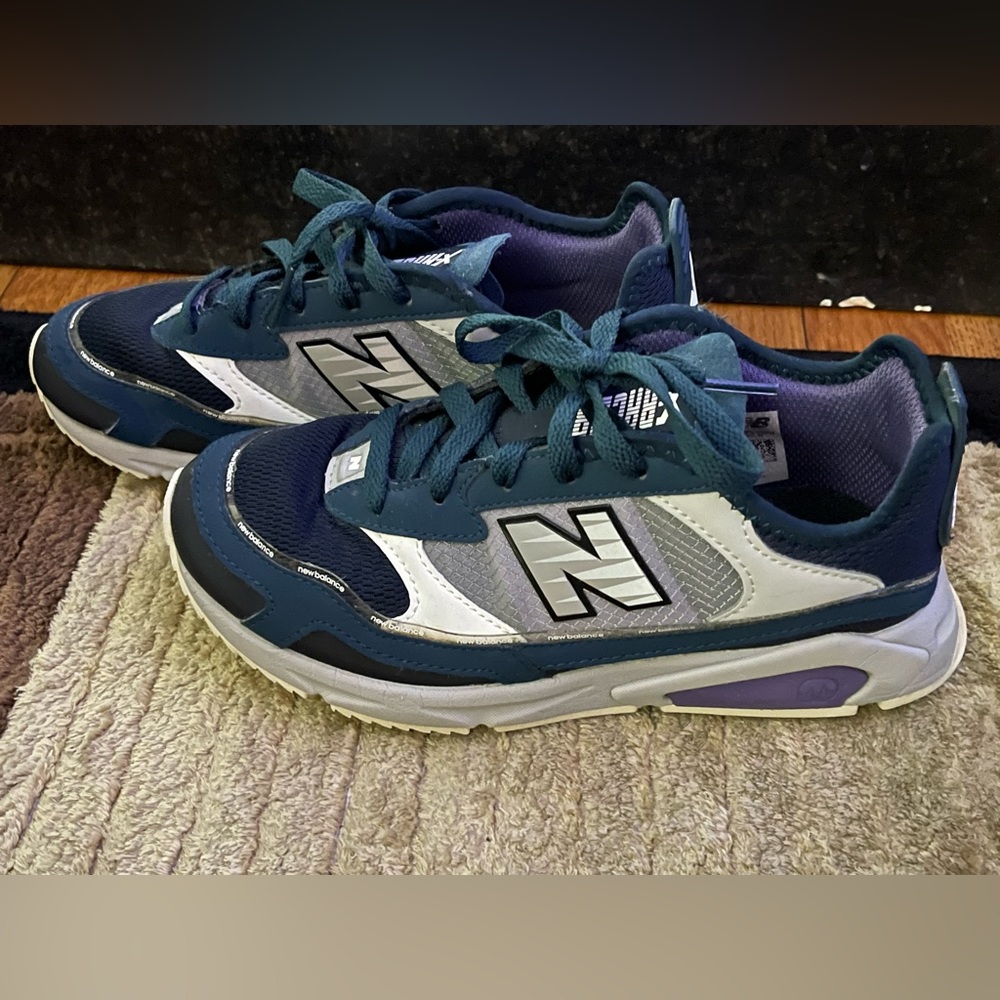 New Balance gym/lifestyle sneakers. Navy blue color, fit is thin and narrow.